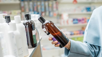 Sprawdzanie etykiety produktu w sklepie