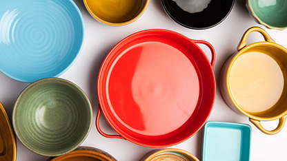 wielokolorowe naczynia kuchenne, asortyment ceramiczny