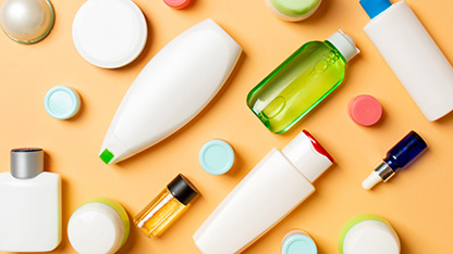 asortyment prostych produktów gospodarstwa domowego do czyszczenia, kosmetyków