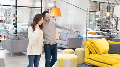 konsumenci w sklepie meblowym