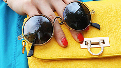 jaskrawożółta torebka i okulary przeciwsłoneczne