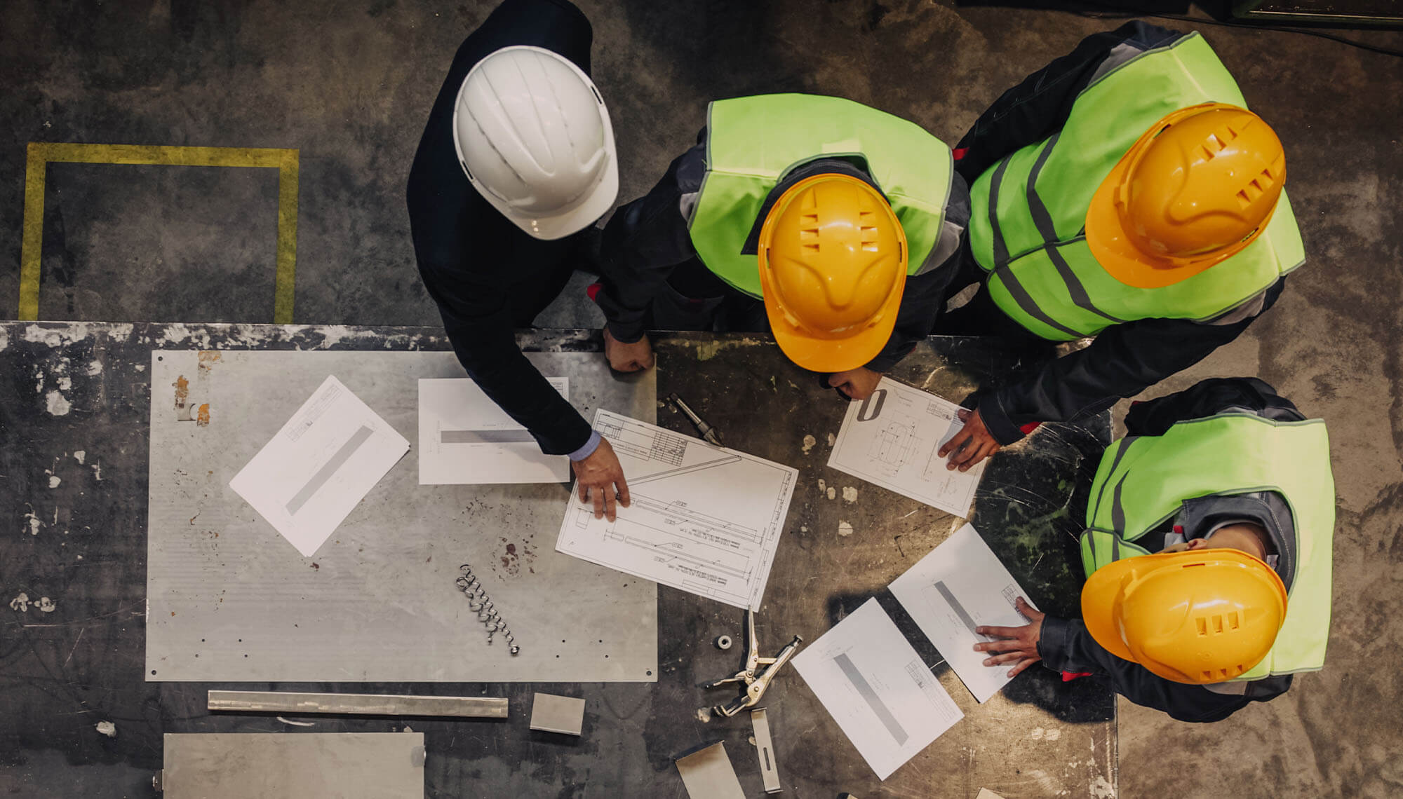 pracownicy w kaskach i środkach ochrony indywidualnej na miejscu
