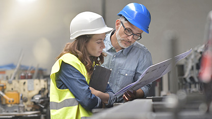 dwóch ekspertów na terenie przemysłowym