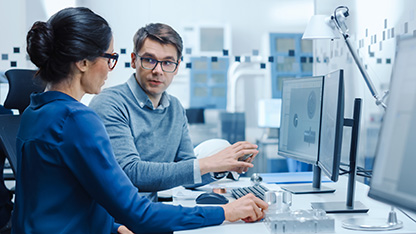 Specjaliści naradzają się przy komputerach