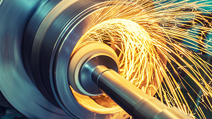 maszyna produkcyjna z iskrami