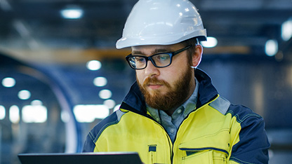 Ekspert ds. hardhate i PPE badający dane