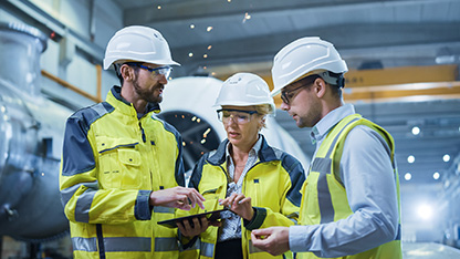 pracownicy w środkach ochrony indywidualnej na terenie zakładu przemysłowego