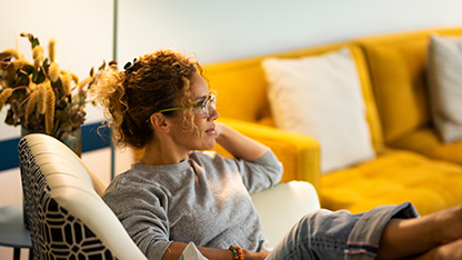 osoba relaksująca się w domu