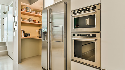 nowoczesna kuchnia pokazująca urządzenia