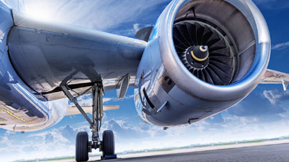 Silnik odrzutowy zaparkowanego samolotu