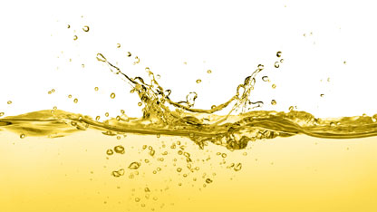 Rozprysk oleju kuchennego izolowany na białym