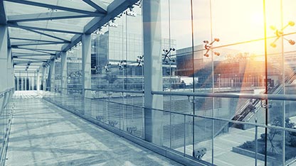 Nowoczesny szklany budynek z całkowicie przeszklonym przejściem