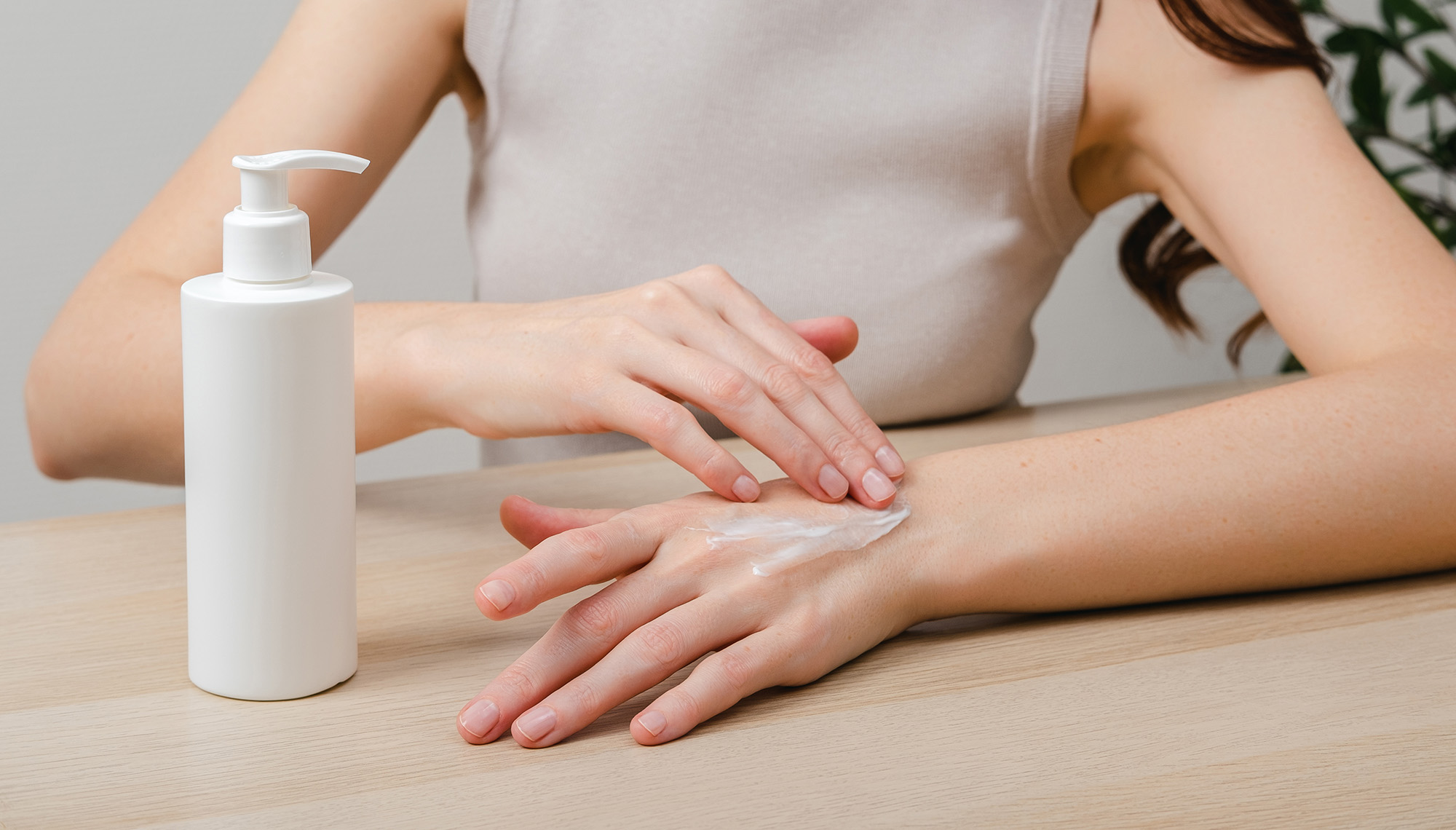 osoba stosująca krem ​​kosmetyczny